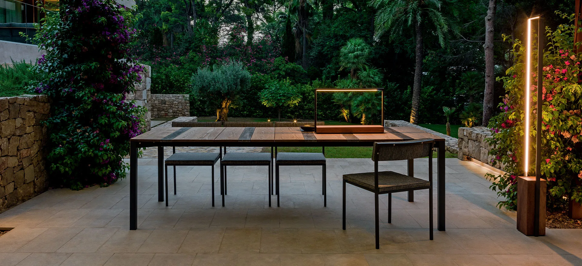 A Talenti Casilda dining table in a garden